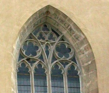 Detail kružby průčelního okna
