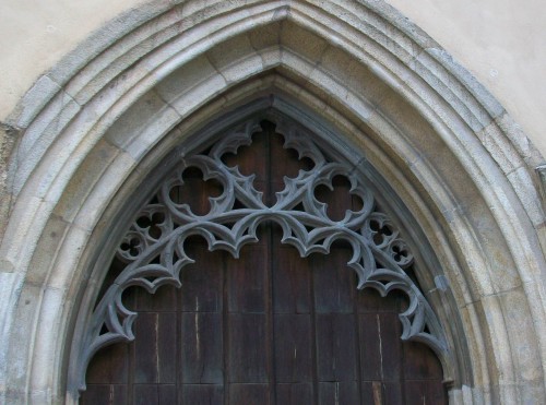 Detail kružby nad vchodem z hlavního průčelí